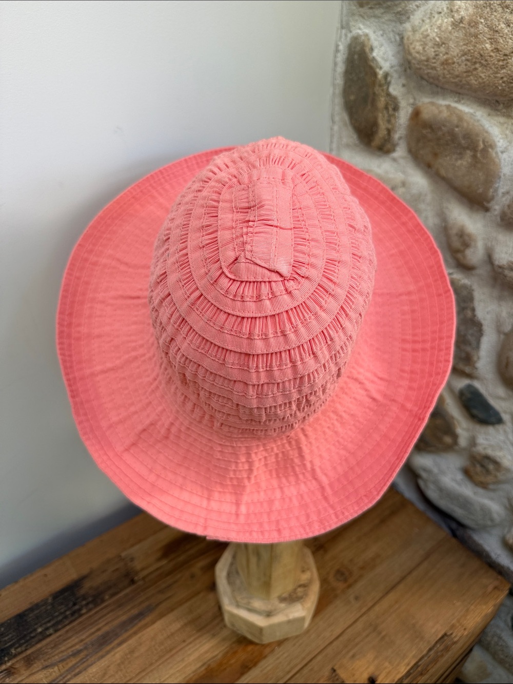 Betmar Coral Rose-pink pink ruched sun hat with metal logo plaque - Picture 5 of 9